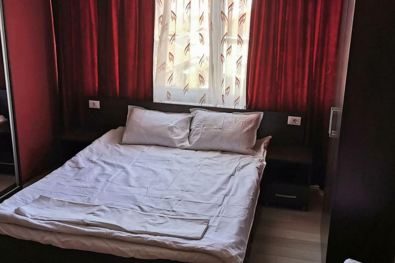 Luxury Apartment With Two Bedrooms And Large Living Room, 100 Square Meters, City Center オラデア エクステリア 写真
