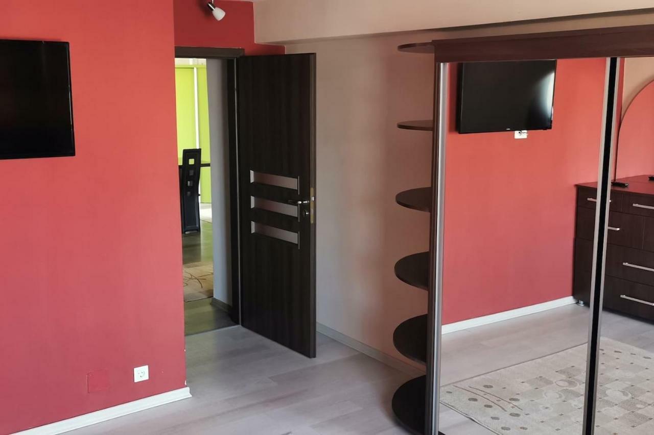 Luxury Apartment With Two Bedrooms And Large Living Room, 100 Square Meters, City Center オラデア エクステリア 写真