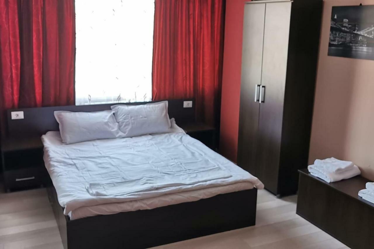 Luxury Apartment With Two Bedrooms And Large Living Room, 100 Square Meters, City Center オラデア エクステリア 写真